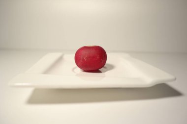 Beyaz arkaplanda turp