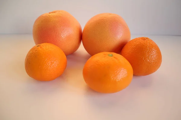Grapefruit Mandarinky Bílém Pozadí — Stock fotografie