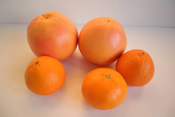 Pamplemousse Mandarines Sur Fond Blanc — Photo