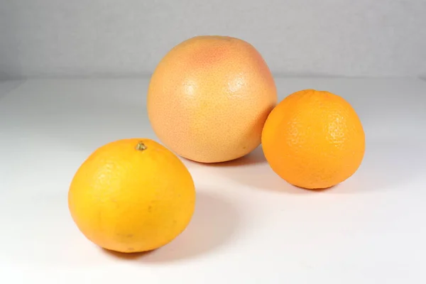 Frische Reife Orangenfrüchte Auf Weißem Hintergrund — Stockfoto