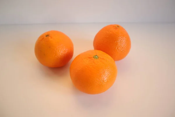 Свежие Спелые Оранжевые Фрукты Белом Фоне — стоковое фото