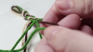 Arkadaşlık Bilekliği Yapıyor