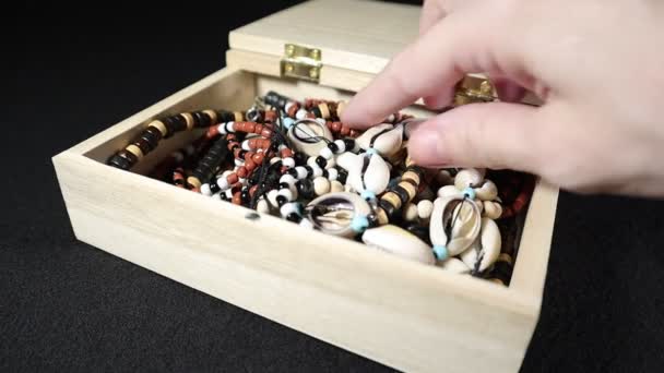 珠宝盒 手工珠宝中的男性珠宝 — 图库视频影像