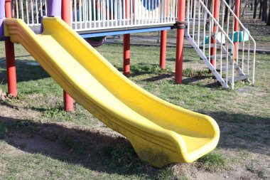 bir parkta çocuk oyun alanı