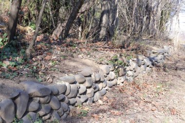 Büyük taşlı taş bir duvarın güzel bir görüntüsü.