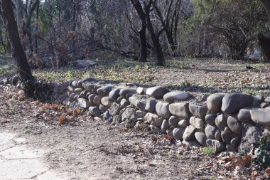 Parkta bir yığın taş.