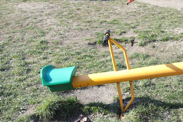 Çocukların Oyun Parkında Denge Salınımı — Stok fotoğraf
