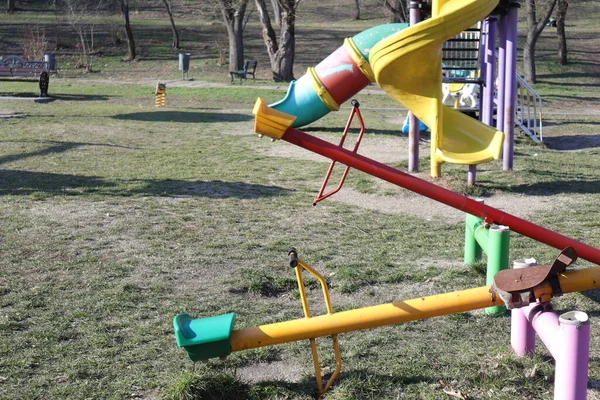Balance Swing Sul Parco Giochi Bambini — Foto Stock