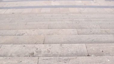 Alt katta parkta yürüyorum.