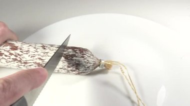 Bir salamı bıçakla kesmek.