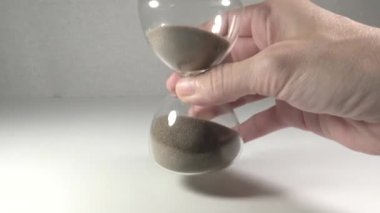 Beyaz Arkaplanda Kum Saati Döndürmek