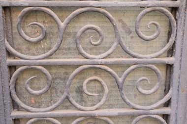 Metal örgülü eski işlenmiş demir çitler.