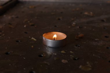 Sarı Mumlar Karanlıkta Yanar