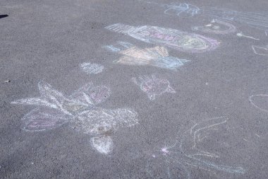 Asfalta Çocuk Tebeşir Çizimleri