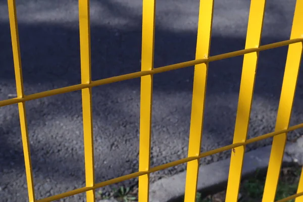 Κίτρινο Και Μαύρο Μεταλλικό Φράχτη Αλυσίδα — Φωτογραφία Αρχείου