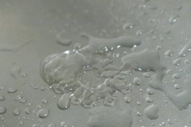 Su cama damlıyor. Makro. seçici odak