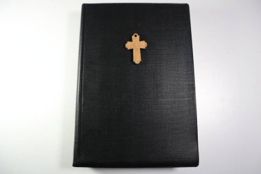 İncil ve Hıristiyan Kahverengi Ahşap Haç Beyaz Arkaplanda