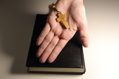 İncil ve Hıristiyan Kahverengi Ahşap Haç Beyaz Arkaplanda