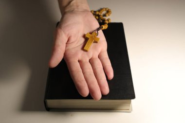 İncil ve Hıristiyan Kahverengi Ahşap Haç Beyaz Arkaplanda