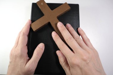 İncil ve Hıristiyan Kahverengi Ahşap Haç Beyaz Arkaplanda