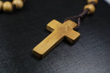 Koyu arkaplanda ahşap haç