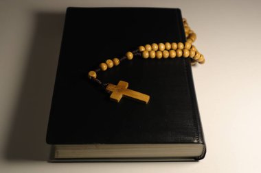 İncil ve Hıristiyan Kahverengi Ahşap Haç Beyaz Arkaplanda