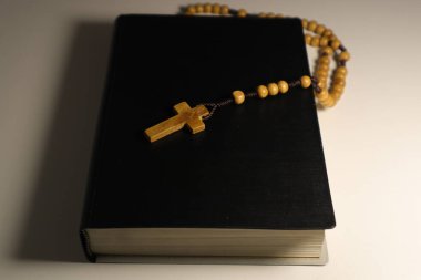 İncil ve Hıristiyan Kahverengi Ahşap Haç Beyaz Arkaplanda
