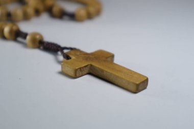 izole edilmiş gri arkaplanda çapraz