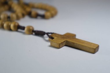 izole edilmiş gri arkaplanda çapraz