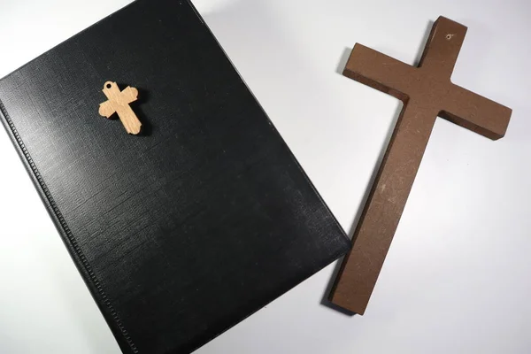 İncil ve Hıristiyan Kahverengi Ahşap Haç Beyaz Arkaplanda