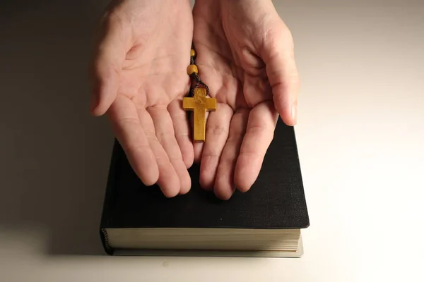 白地に聖書とキリスト教の茶色の木製の十字架 — ストック写真