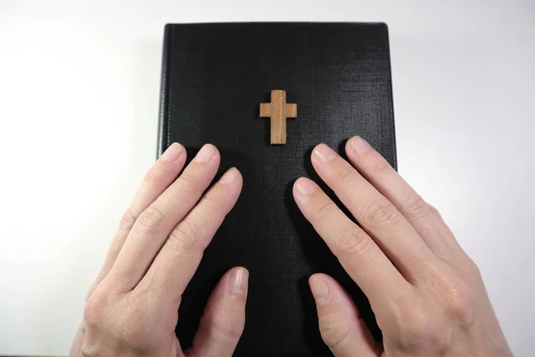 Bíblia Christian Brown Cruz Madeira Fundo Branco — Fotografia de Stock