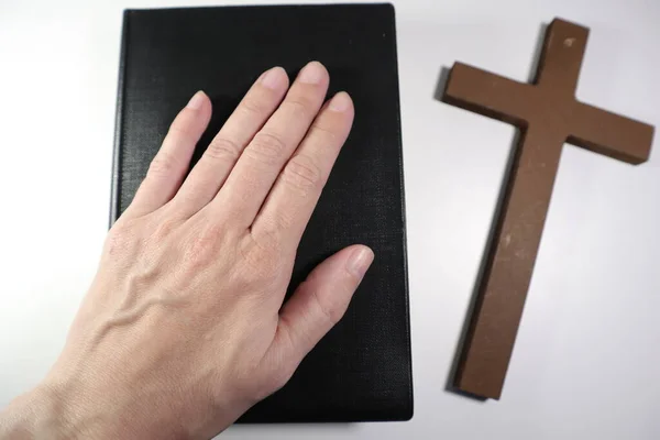 Bíblia Christian Brown Cruz Madeira Fundo Branco — Fotografia de Stock