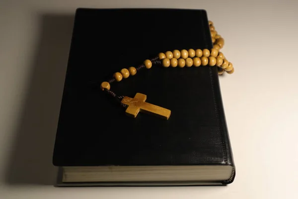 Biblia Cruz Cristiana Madera Marrón Sobre Fondo Blanco — Foto de Stock