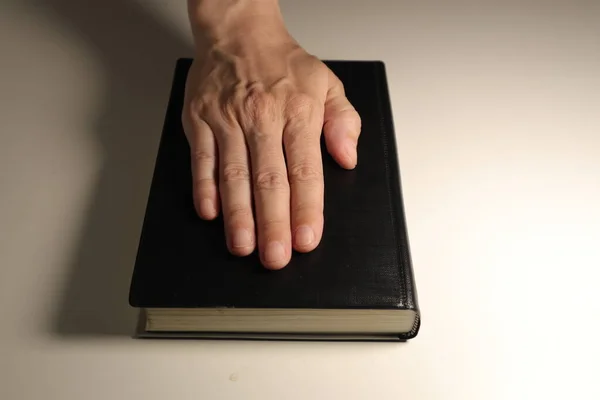 Чорна Біблія Руки Білому Фоні — стокове фото
