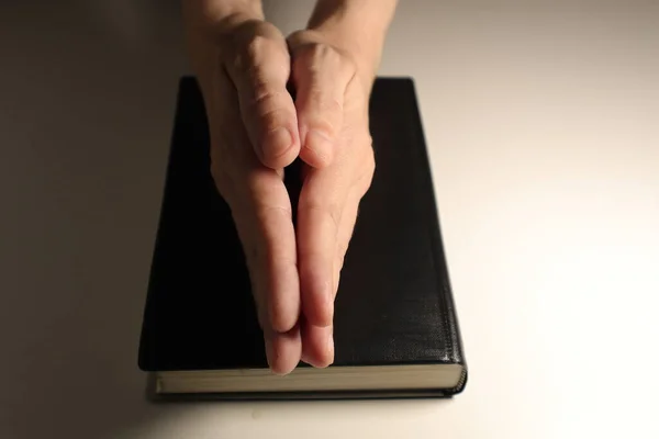 Bíblia Negra Mãos Sobre Fundo Branco — Fotografia de Stock