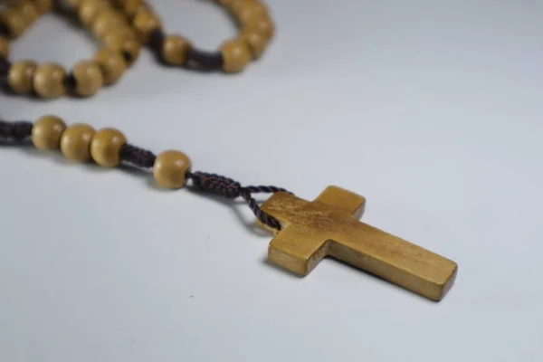 白い背景をした木製のキリスト教徒の十字架 — ストック写真