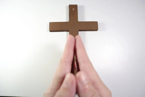 Руки Тримають Хрест Білому Тлі — стокове фото