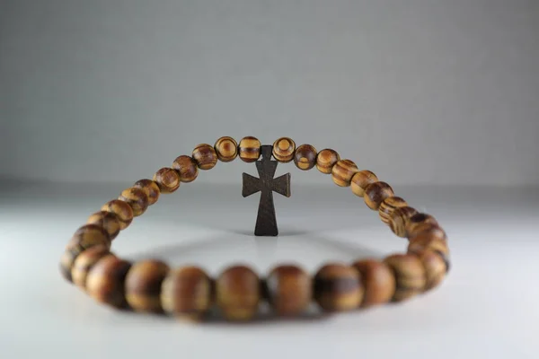 白い背景にキリスト教の茶色の木製の十字架 — ストック写真