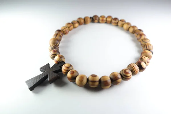 白い背景にキリスト教の茶色の木製の十字架 — ストック写真