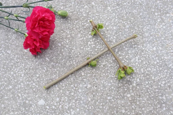 Krzyż Cristiana Zielonych Gałązek Wiosennych Kwiatów Wiara — Zdjęcie stockowe