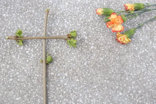 Christliches Kreuz Aus Grünen Zweigen Und Frühlingsblumen Glaube — Stockfoto