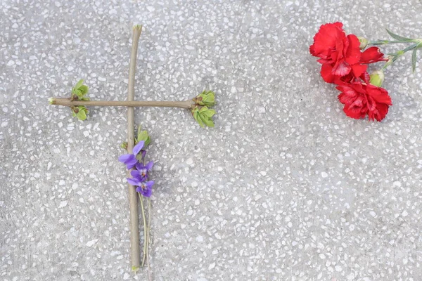Christliches Kreuz Aus Grünen Zweigen Und Frühlingsblumen Glaube — Stockfoto