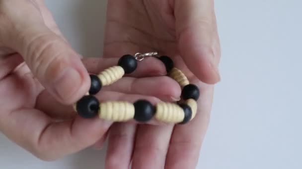 珠子手镯 漂亮的手工珠宝 — 图库视频影像