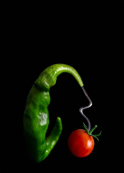 Chilischote Und Tomatencocktail Form Eines Hörgeräts Angeordnet Großaufnahme Auf Schwarzem — Stockfoto
