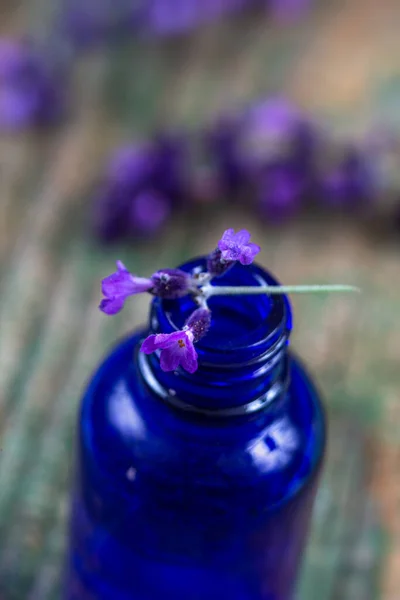 Close Garrafa Meio Mergulho Com Raminho Lavanda Limpa — Fotografia de Stock