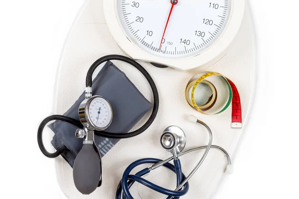 Stetoskop Monitor Krevního Tlaku Švadleny Umístěné Stupnici Bílém Pozadí Horní — Stock fotografie