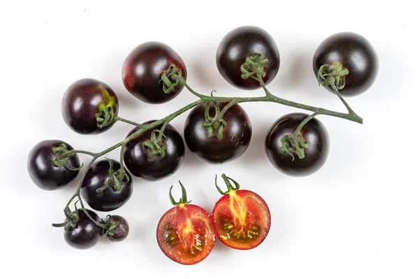 Ein Bund Yoom Tomaten Mit Einer Halbierten Scheibe Auf Weißem — Stockfoto