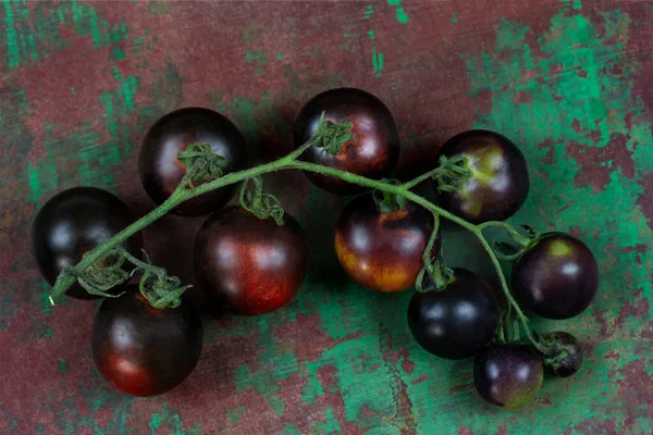 Grappe Tomates Yoom Sur Une Vieille Planche Marron Vert — Stockfoto