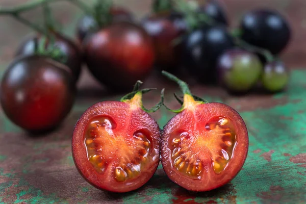Yoom Tomaten Auf Einem Alten Braunen Und Grünen Brett Vogelperspektive — Stockfoto